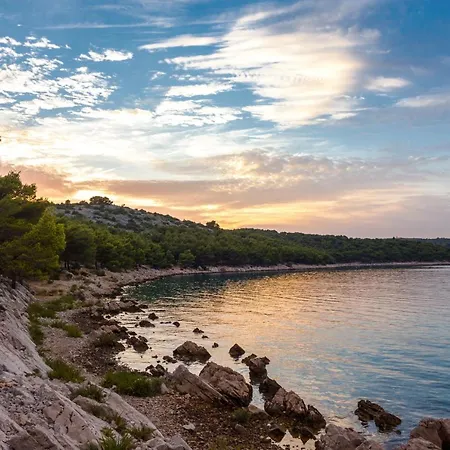 Tisno Resort 迪斯诺